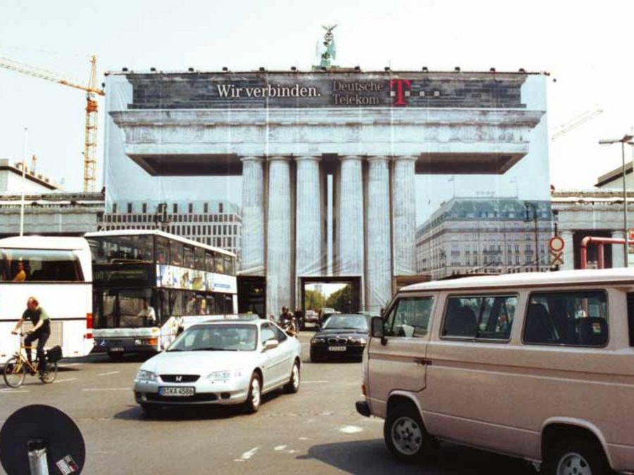 Kleinhempel - Foto-Verhüllung des Brandenburger Tors im Jahr 2001