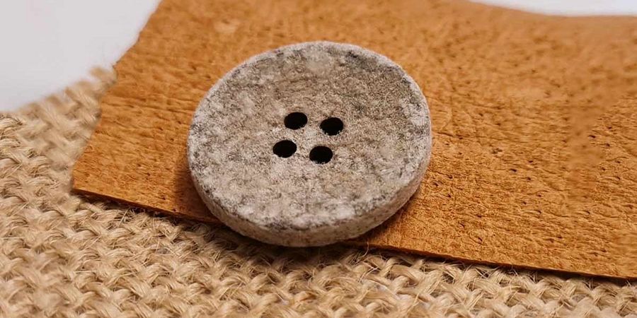 Metalbottoni Knopf aus recycelten Baumwollfasern