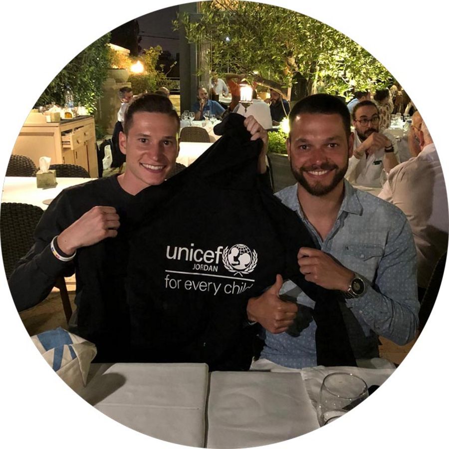 Julian Draxler als UNICEF-Pate und mit seinem Bruder und Geschäftsführer der JD Marketing GmbH, Patrick Draxler