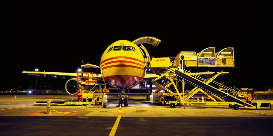 Ein DHL-Expressflugzeug verbindet Österreich mit internationalen Märkten und ermöglicht zeitkritische Sendungen in mehr als 220 Länder und Territorien weltweit Ein DHL-Expressflugzeug verbindet Österreich mit internationalen Märkten und ermöglicht zeitkritische Sendungen in mehr als 220 Länder und Territorien weltweit