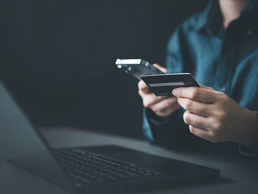 Firmenkreditkarte oder Geschäftskonto-Karte? Ein Entscheidungs-Check für CFOs und Gründer Firmenkreditkarte oder Geschäftskonto-Karte? Ein Entscheidungs-Check für CFOs und Gründer