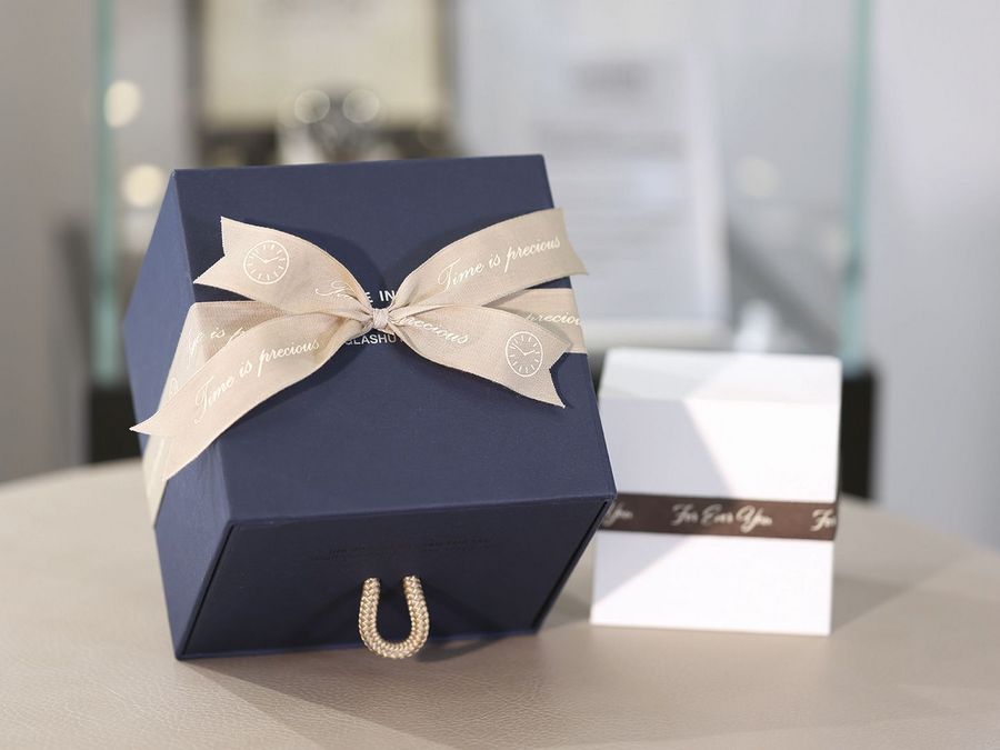 Schleifen, Bänder und mehr Schleifen, Bänder und mehr