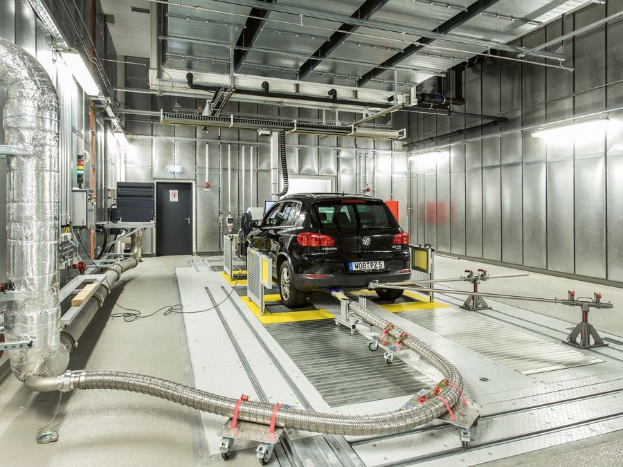 Zwischen Verbrenner-Aus und Technologieoffenheit Zwischen Verbrenner-Aus und Technologieoffenheit