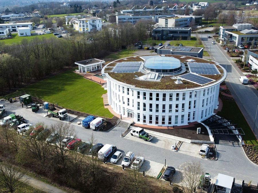 Ein Netzwerk, das Menschen und Chancen verbindet Ein Netzwerk, das Menschen und Chancen verbindet