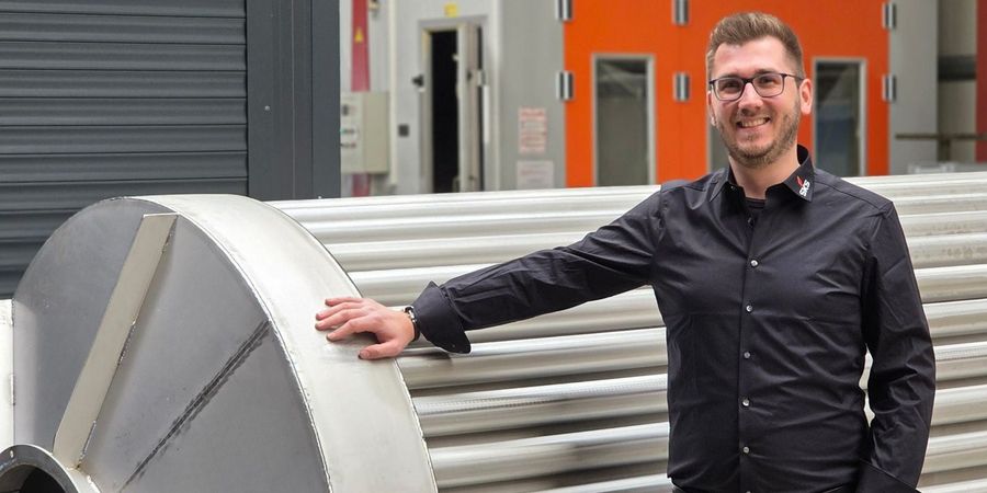 Lukas Schmees vor einem Wärmetauscher in den SKS Produktionshallen in Ostrhauderfehn Lukas Schmees vor einem Wärmetauscher in den SKS Produktionshallen in Ostrhauderfehn