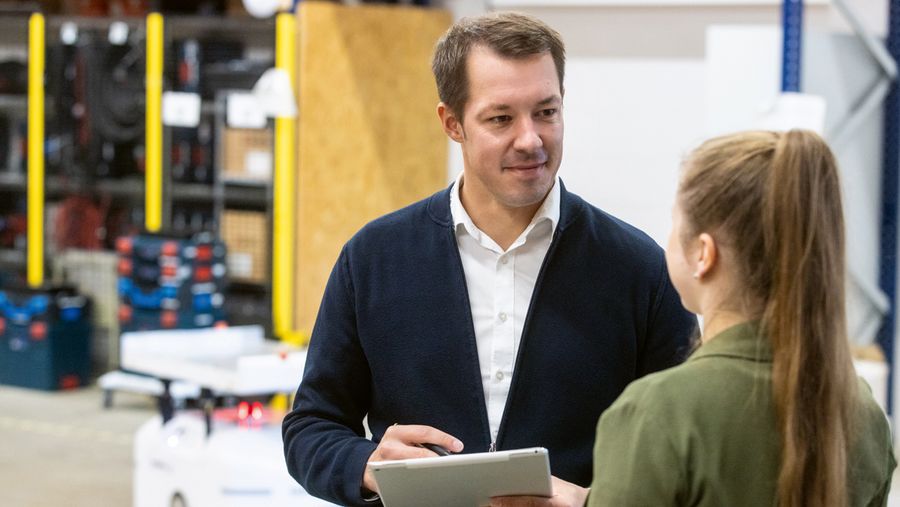 Geschäftsführer Markus Zipper im Gespräch: Der regelmäßige Austausch ist ein wichtiger Eckpfeiler der Firmenkultur Geschäftsführer Markus Zipper im Gespräch: Der regelmäßige Austausch ist ein wichtiger Eckpfeiler der Firmenkultur